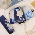 Elegante paraguas plegable con estampado floral azul y funda a juego - Automático 3 Pliegues (8 Varillas) - Estampado Floral Peonía / Azul marino