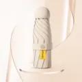 Tragbarer Mini-Kapselschirm beige fünfach gefaltet mit UPF 50+ Sonnenschutzfaktor - 8-Knochen Verstärkter Stil / Platanenbeige