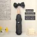 Elegante paraguas manual plegable gris oscuro con lazo elegante y mango de madera - Manual 3 Pliegues Mango Imitación Madera Lazo / Negro Estrellado