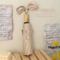 Paraguas manual beige de tres pliegues para sol y lluvia con mango de madera y lazo - Paraguas Manual de 3 Pliegues (Mango de Imitación Madera) / Beige Sicomoro