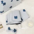 Compacte opvouwbare paraplu met blauwe berenprint en zwarte UV-beschermingslaag. - Automatische Stijl (Wolkkonijn) / Blauw
