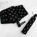 Automatischer faltbarer Regenschirm mit schwarz-weißem Polka-Dot-Design und UV-Schutz - Automatisch / Schwarz