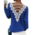 Blauer Strickpullover mit weißer Spitzenborte, elegantem rückenfreiem Design und langen Ärmeln. - S / Blau
