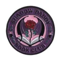 Καρφίτσα σμάλτου Shadow Daddy Book Club με σχέδιο τριαντάφυλλο και φτερά νυχτερίδας - Shadow Daddy Book Club Pin (QHXZ6587)