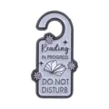 Door hanger style enamel pin badge Reading In Progress Do Not Disturb for book lovers - Do Not Disturb (QHXZ6585)