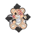 Pin's en émail ours en peluche gothique avec cache-œil cœur, chaînes et poignard - Ours en Peluche Croix Gothique Sombre (QHXZ6842)
