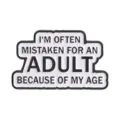 Pin de esmalte con frase graciosa en inglés "MISTAKEN FOR AN ADULT" insignia blanco/negro. - Equivocado por Adulto (QHXZ6856)