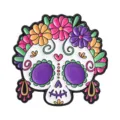 Tag der Toten Zucker-Schädel-Emaille-Anstecknadel mit bunten Blumen und Herz-Details. - Drei-Blumen-Kronen-Schädel-Stil (UVXZ535)
