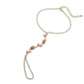 Détail d'une chaîne de main tulipe dorée avec des pierres de cristal orange vif - Tulip Ring-Linked Bracelet / Rouge Orangé