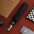 Ombrello Pieghevole Automatico Business da Uomo in Nero Classico con Manico in Metallo. - Nero