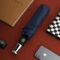 Ombrello pieghevole automatico blu navy, elegante stile business con manico in metallo. - Blu