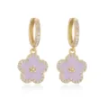 Elegante vergoldete Creolen mit lavendelfarbener Emaille-Blume und Zirkonia-Steinen - 1 Paar Packung / Gold Lila Blume Ohrringe