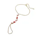 Détail montrant le motif de feuille de tulipe avec des pierres rouges sur la gourmette - Tulip Ring-Linked Bracelet / Rouge
