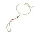 Vue de dessus d'un bracelet bague tulipe doré avec accents floraux en pierres rouges - Tulip Ring-Linked Bracelet / Rouge et Vert