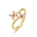 Vista dettagliata dell'anello aperto placcato oro con due ciondoli a fiore rosa - Anello Doppio Quadrifoglio Zirconia Rosa Oro