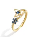 Dettaglio ravvicinato di un anello dorato regolabile con farfalla e pietre blu - Anello Farfalla Fiore Zirconia Blu Oro