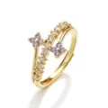 Vista macro di un anello regolabile placcato oro con motivi a quadrifoglio in zirconia - Anello Quadrifoglio Zirconia Bianco Viola Oro