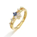 Dettaglio di un anello a farfalla dorato con pietre blu e trasparenti - Anello Farfalla Quadrifoglio Zirconia Blu Bianco Oro