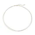 Gros plan d'un choker à trois couches tissé à la main avec fermoir doré ajustable. - Argent et Blanc