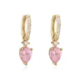 Gedetailleerde weergave van gouden oorringen met kleine heldere zirkoon en roze peerdrop - Roze Strass Oorbellen / Goud