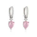 Elegante zilverkleurige huggie oorringen met roze peervormige kristallen hangers - Roze Strass Oorbellen / Witgoud