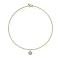 Nahaufnahme eines goldenen Halsreifens mit einem ovalen lila Edelsteinanhänger. - Gold Lila Zirkonia Oval Choker