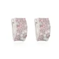 Detailopname van prachtige zilverkleurige oorringen met roze en witte bloemkristallen. - 1 Paar / Witgoud Roze Strass