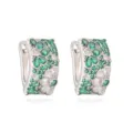 Detailopname van elegante oorringen met groene en witte madeliefjespatronen. - 1 Paar / Zilver Groen Strass