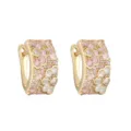 Gedetailleerde weergave van gouden oorringen met roze en witte kristallen bloemen - 1 Paar / Goud Roze Zirkonia
