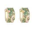 Macro detail van luxe koperen oorringen met een groen kristallen bloemmotief inleg - 1 Paar / Gouden Groene Strass