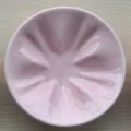 Coupelle en céramique rose en forme de fleur de cerisier, vue de dessus pour sauce à sushi. - Rose