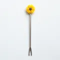 Fourchette à fruits en acier inoxydable avec design de tournesol jaune, idéale pour les desserts. - Jaune