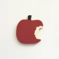 Dessous de plat et de tasse en bois en forme de pomme pour la decoration de cuisine. - Pomme rouge croquée