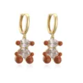 Vue détaillée de boucles d'oreilles ours avec zircons et émail marron pour un style tendance - Marron