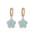 Detailaufnahme von vergoldeten Blumenohrringen mit blauem Emaille und Zirkon-Steinen. - 1 Paar Packung / Gold Blaue Blume Ohrringe