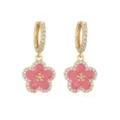 Detailansicht goldfarbene Creolen mit rosa Emaille-Blume und Zirkon-Inlay-Design - 1 Paar Packung / Gold Rosa Blume Ohrringe
