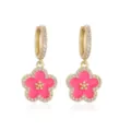 Vergoldete Blumen-Ohrhänger mit rosa Emaille und funkelnden Zirkonia-Akzenten - 1 Paar Packung / Gold Rosenrot Blume Ohrringe