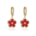 Detailaufnahme von roten Emaille-Blumenohrringen mit glitzernden Zirkonia-Steinen. - Gold Rote Blume Ohrringe