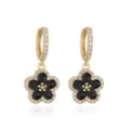 Detailansicht von vergoldeten Blumenohrringen mit schwarzer Emaille und Zirkonia - Gold Schwarze Blume Ohrringe