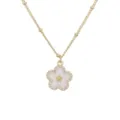 Detailansicht der fünfblättrigen Blumenkette mit weißem Emaille und funkelndem Zirkonia-Rand - Gold Weiße Blume Halskette