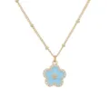 Detailansicht der Goldkette mit blauem Emaille-Blütenanhänger und funkelnden Zirkonen - Gold Blaue Blume Halskette