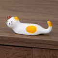 Niedlicher Keramik Glückskatze Essstäbchenhalter, japanischer Besteckhalter für Tischdekoration. - Braun-Gelbe Katze