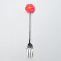 Élégante fourchette à dessert en acier inoxydable avec une marguerite rose décorative - Fourchette / Rose rouge