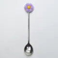 Cuillère à café en acier inoxydable avec une jolie décoration de marguerite mauve - Cuillère / Violet