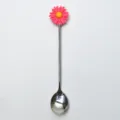 Cuillère à dessert en acier inoxydable avec une marguerite rose pour mélanger le café - Cuillère / Rose rouge