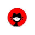 Vue macro d'un pin's en métal chat sombre avec dents pointues sur fond rouge - Fond Rouge Silhouette Chat Noir (YP0591)