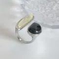 Detalle de cuarzo ahumado natural y ónix negro en anillo ajustable plateado - Anillo / Plateado
