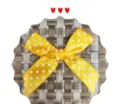 Détail d'un nœud en ruban jaune à pois blancs pour accessoires et emballages - Jaune d'Or