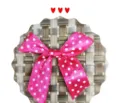 Gros plan d'un nœud en ruban de satin rose à pois pour cadeaux et accessoires divers. - Rose rouge