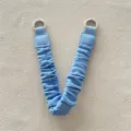 Blauer Handy-Handgelenksriemen aus Denim-Scrunchie mit silbernen Metallringen Detail - 圆版 / Blau